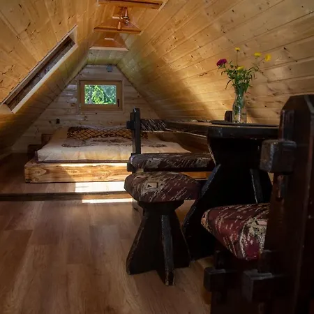 Robinzonski Smjestaj Gak - Medo Chalet Cabar