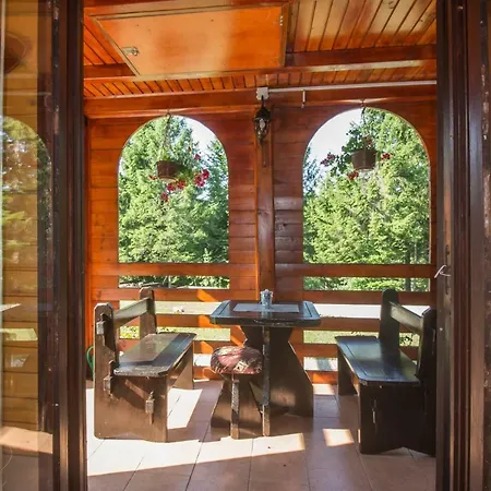 Robinzonski Smjestaj Gak - Medo Chalet Cabar